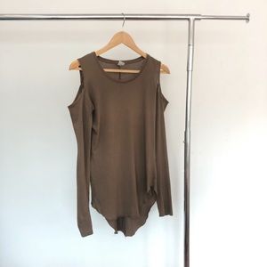 OAK NYC CUT-OUT SHOULDER TOP - S